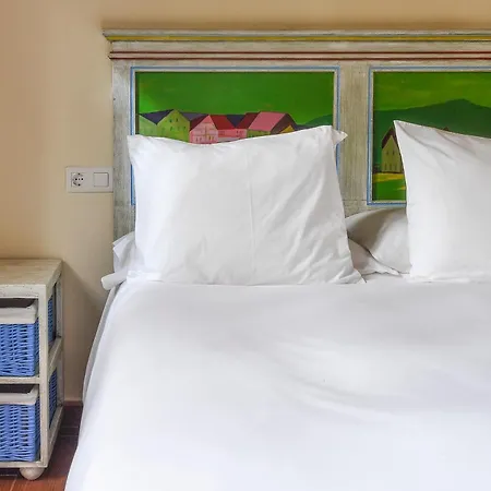 Acogedora Casa Con Jardin By Ituero y Lama