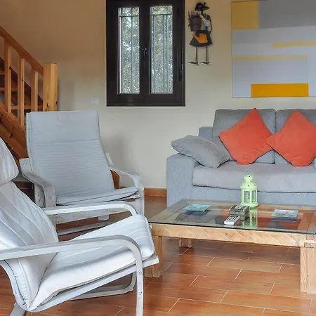 Acogedora Casa Con Jardin By * Ituero y Lama