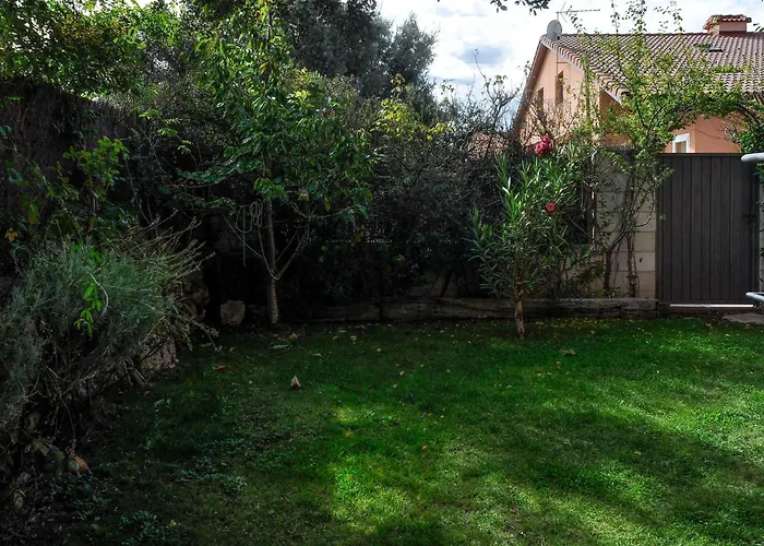 Acogedora Casa Con Jardin By Lejlighed